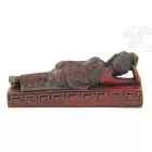Fekvő Buddha vörös színű rezin szobor - 11 cm