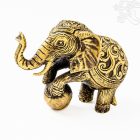 Elefánt labdával réz szobor, matt sárga - 12,5 cm