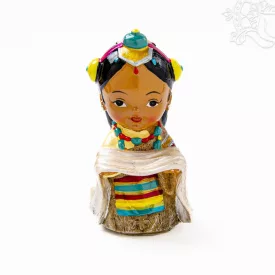 Kézzel festett hagyományos ruhás rezin figura – 12,5 cm