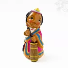 Kézzel festett hagyományos ruhás rezin figura – 12,5 cm