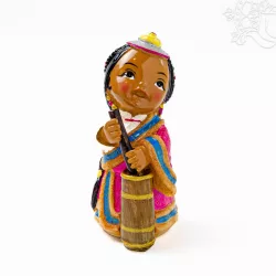 Kézzel festett hagyományos ruhás rezin figura – 12,5 cm