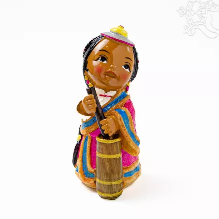 Kézzel festett hagyományos ruhás rezin figura – 12,5 cm