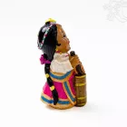 Kézzel festett hagyományos ruhás rezin figura – 12,5 cm