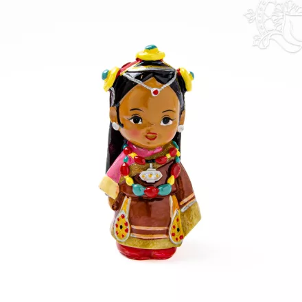 Kézzel festett hagyományos ruhás rezin figura – 12,5 cm
