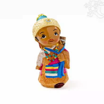 Kézzel festett hagyományos ruhás rezin figura – 12,5 cm