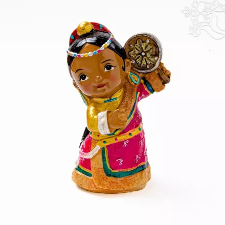 Kézzel festett hagyományos ruhás rezin figura – 12,5 cm