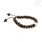 Barna rudraksha csukló mala, kagyló osztóval, állítható