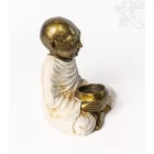 Szerzetes színes rezin szobor mécsestartóval – 15 cm