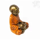 Szerzetes színes rezin szobor mécsestartóval – 15 cm