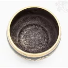 Géppel készített 7 fémes, fekete színű, OM dombor mintás hangtál - 9 cm