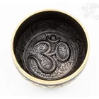 Géppel készített 7 fémes, fekete színű, OM dombor mintás hangtál - 14 cm