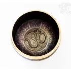 Géppel készített 7 fémes, fekete színű, OM dombor mintás hangtál - 14 cm