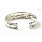 Ezüst színű karkötő mantrával