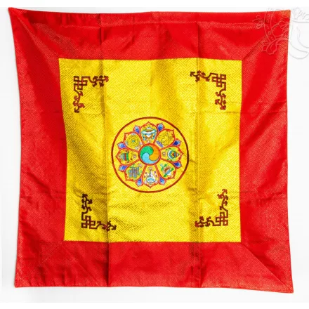 Nagy brokát terítő a tibeti 8 szerencsejellel 100 x 100 cm