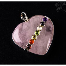Rózsakvarc szív alakú kristály medál, 7 csakra kővel
