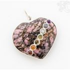 Rodonit szív alakú kristály medál, 7 csakra kővel