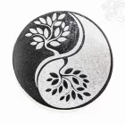 Szelenit kristály korong Yin–Yang fa motívummal – 10 cm