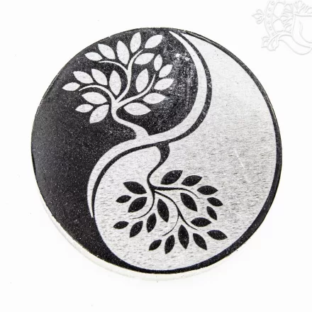 Szelenit kristály korong Yin–Yang fa motívummal – 10 cm