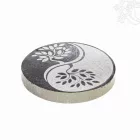 Szelenit kristály korong Yin–Yang fa motívummal – 10 cm