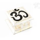 Fehér fa doboz OM-mal - arany