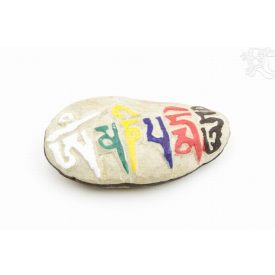 Sziklából faragott kő, Om Mani Padme Hum mantrával