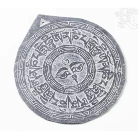   Sziklából faragott falidísz, Om Mani Padme Hum mantrával, Buddha szemmel