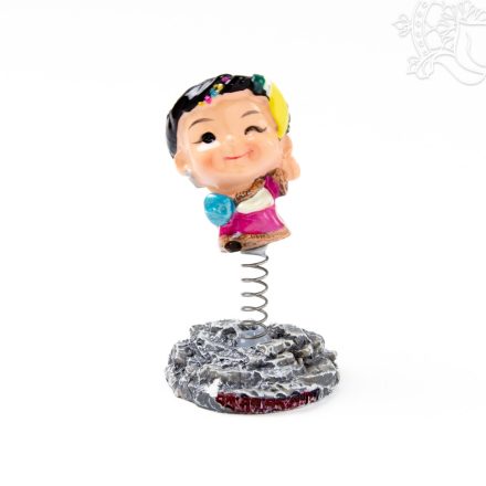Tibeti népviseletű autós figura – 7 cm