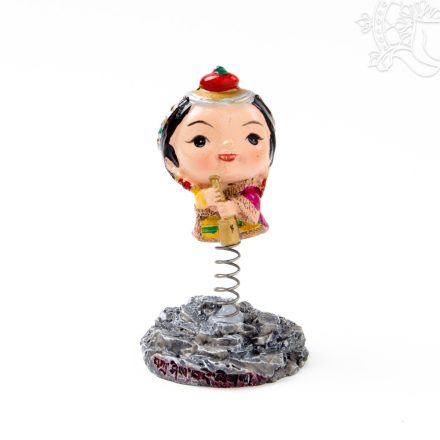 Tibeti népviseletű autós figura – 7 cm