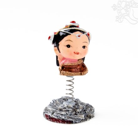 Tibeti népviseletű autós figura – 7 cm