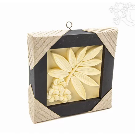 Kézzel faragott mészkő fali dísz fa keretben – 13 × 13 cm