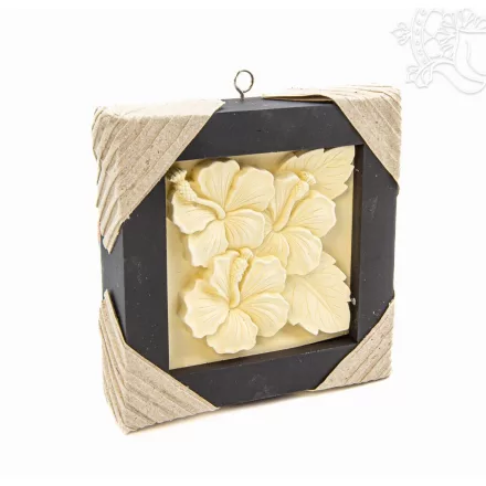 Kézzel faragott mészkő fali dísz fa keretben – 13 × 13 cm
