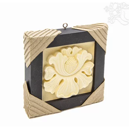 Kézzel faragott mészkő fali dísz fa keretben – 13 × 13 cm