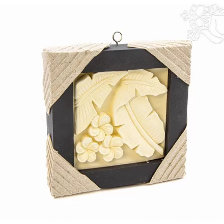 Kézzel faragott mészkő fali dísz fa keretben – 13 × 13 cm