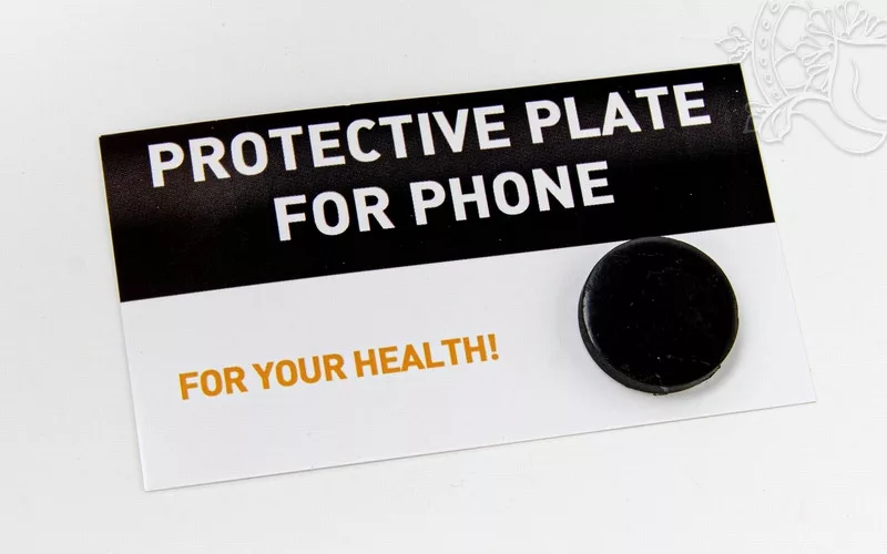 Kis 2 cm-es shungit korong, amit a mobil hátára kell ragasztani