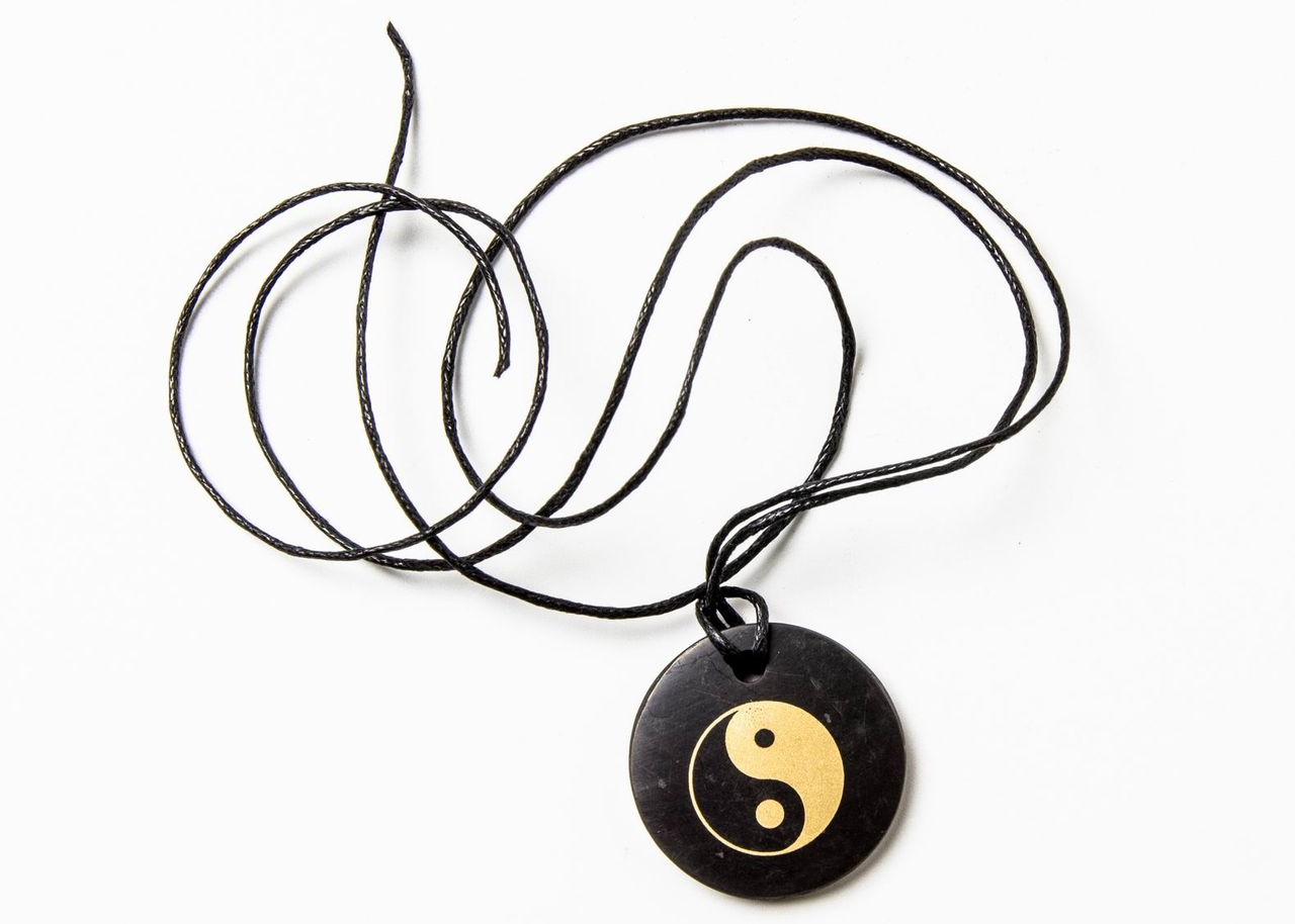 Fekete sungit medál arany szimbólummal fekete szíjon