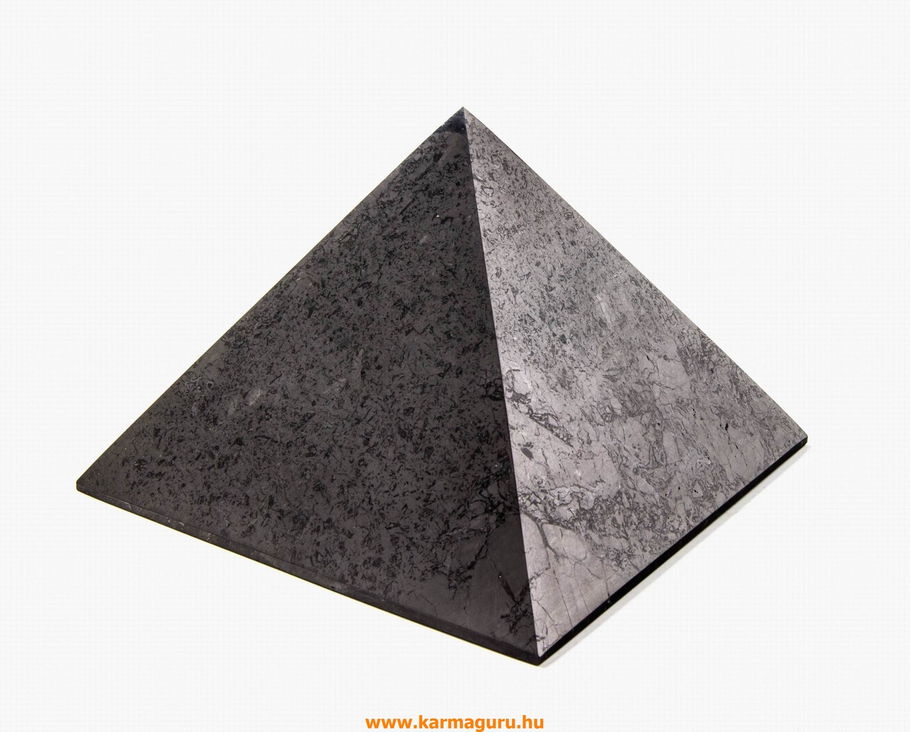 shungitból faragott kristály piramis, fekete kő
